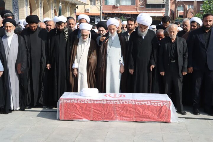 تصاویر/  اقامه نماز نماینده ولی فقیه در مازندران بر پیکر حجت‌الاسلام والمسلمین مرحوم شیخ یاسر طاهری از روحانیون ساری