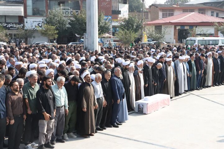 تصاویر/  اقامه نماز نماینده ولی فقیه در مازندران بر پیکر حجت‌الاسلام والمسلمین مرحوم شیخ یاسر طاهری از روحانیون ساری