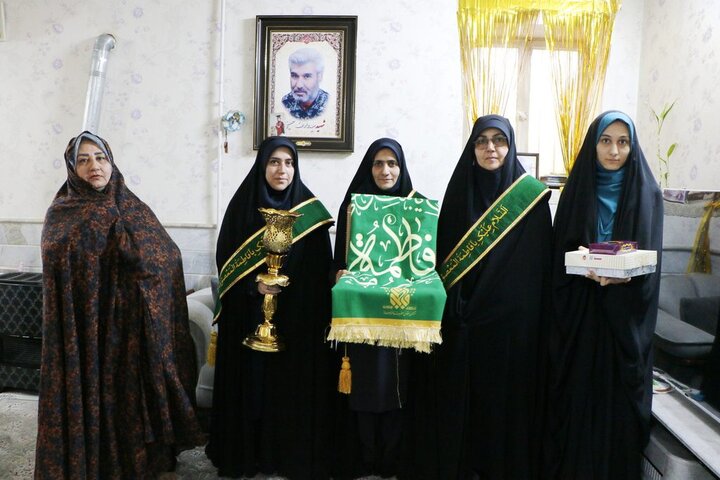 تقدیر از خانواده شهدا و جانبازان مدافع حرم توسط سفیران کریمه اهل بیت(س)