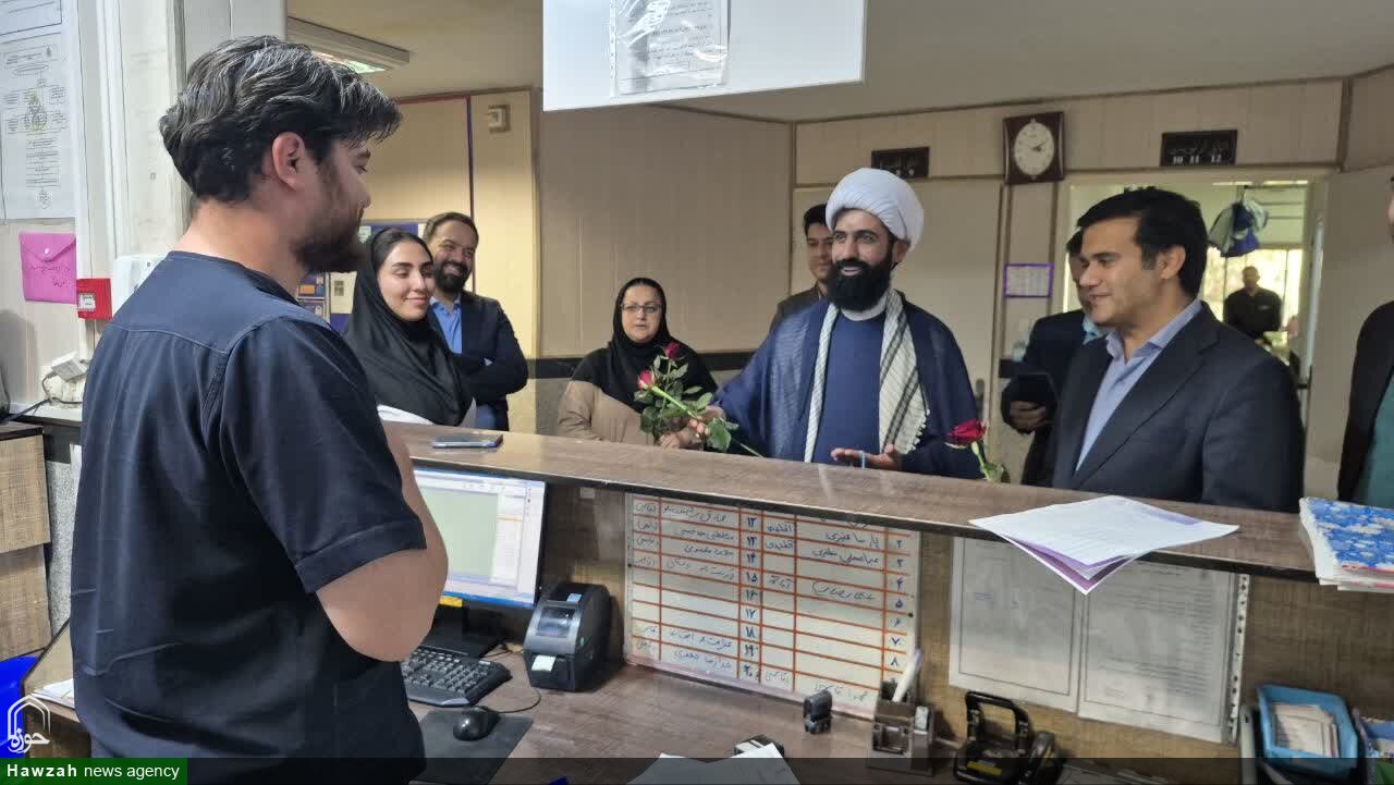 تقدیر حجت الاسلام منصوری از پرستاران تقدیر حجت الاسلام منصوری از پرستاران