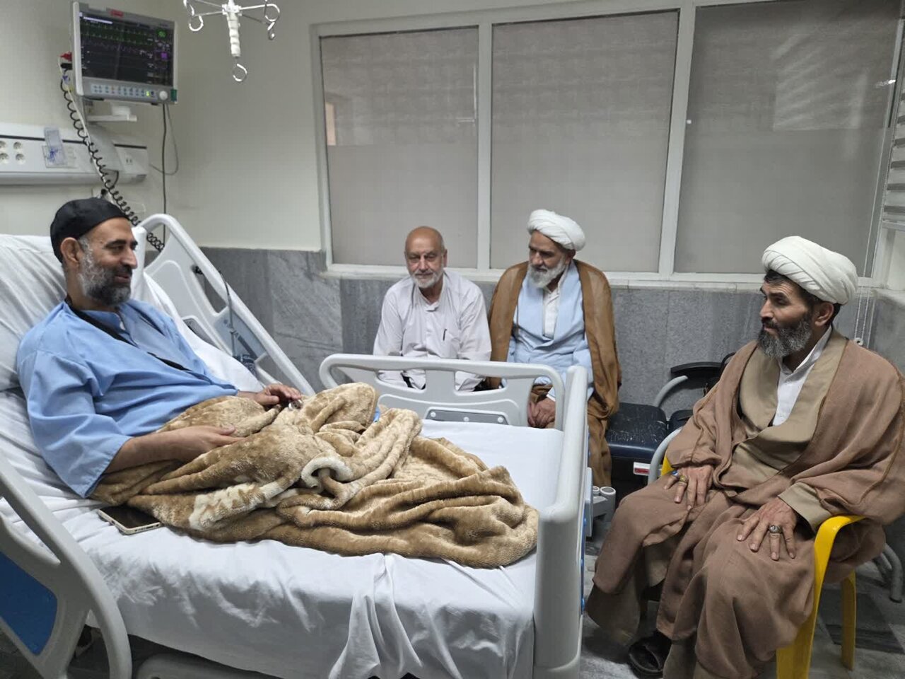 عیادت طلاب و اساتید مدرسه علمیه آیت‌الله مدنی کاشانی از مدیر پژوهش