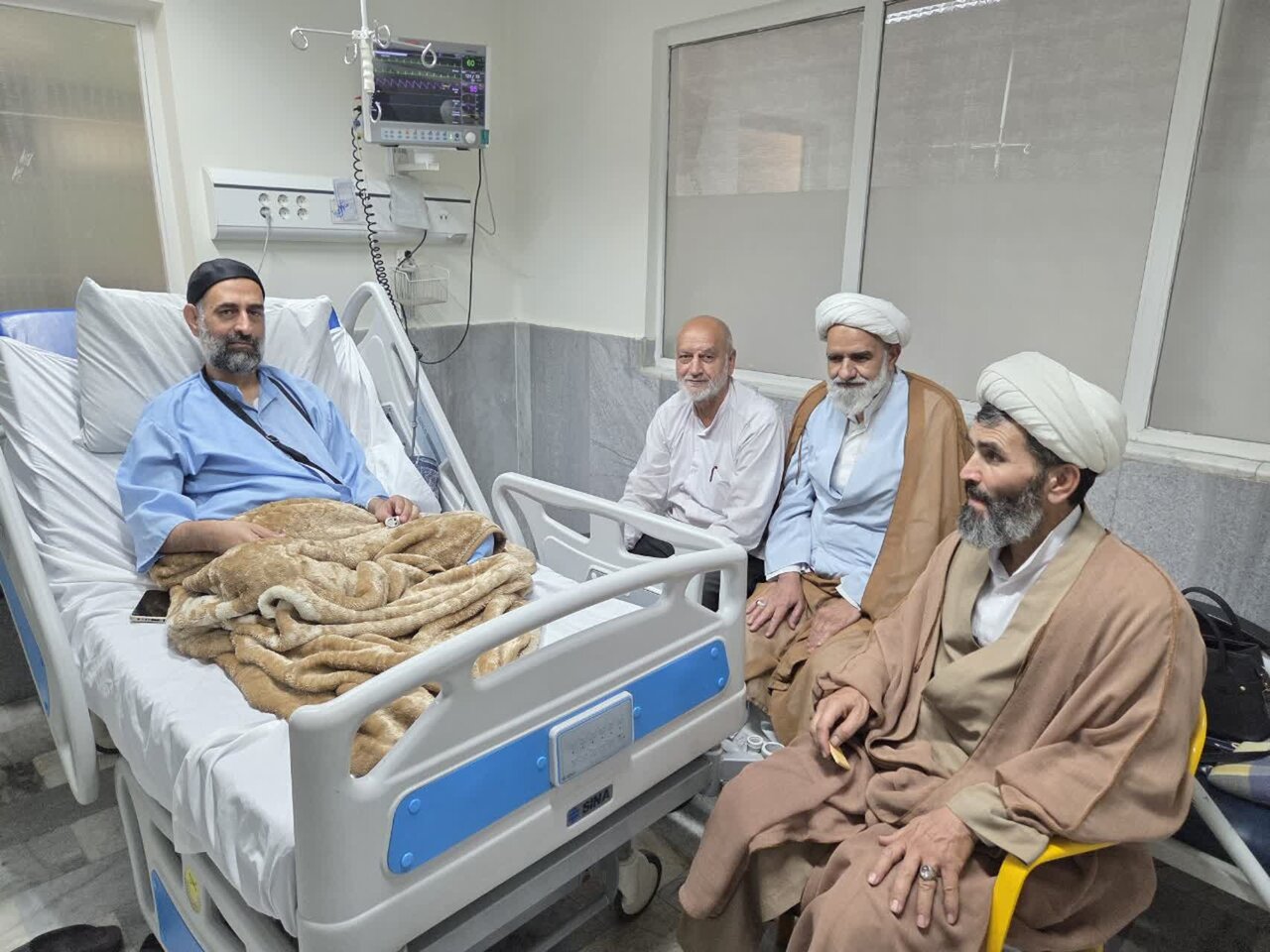 عیادت طلاب و اساتید مدرسه علمیه آیت‌الله مدنی کاشانی از مدیر پژوهش