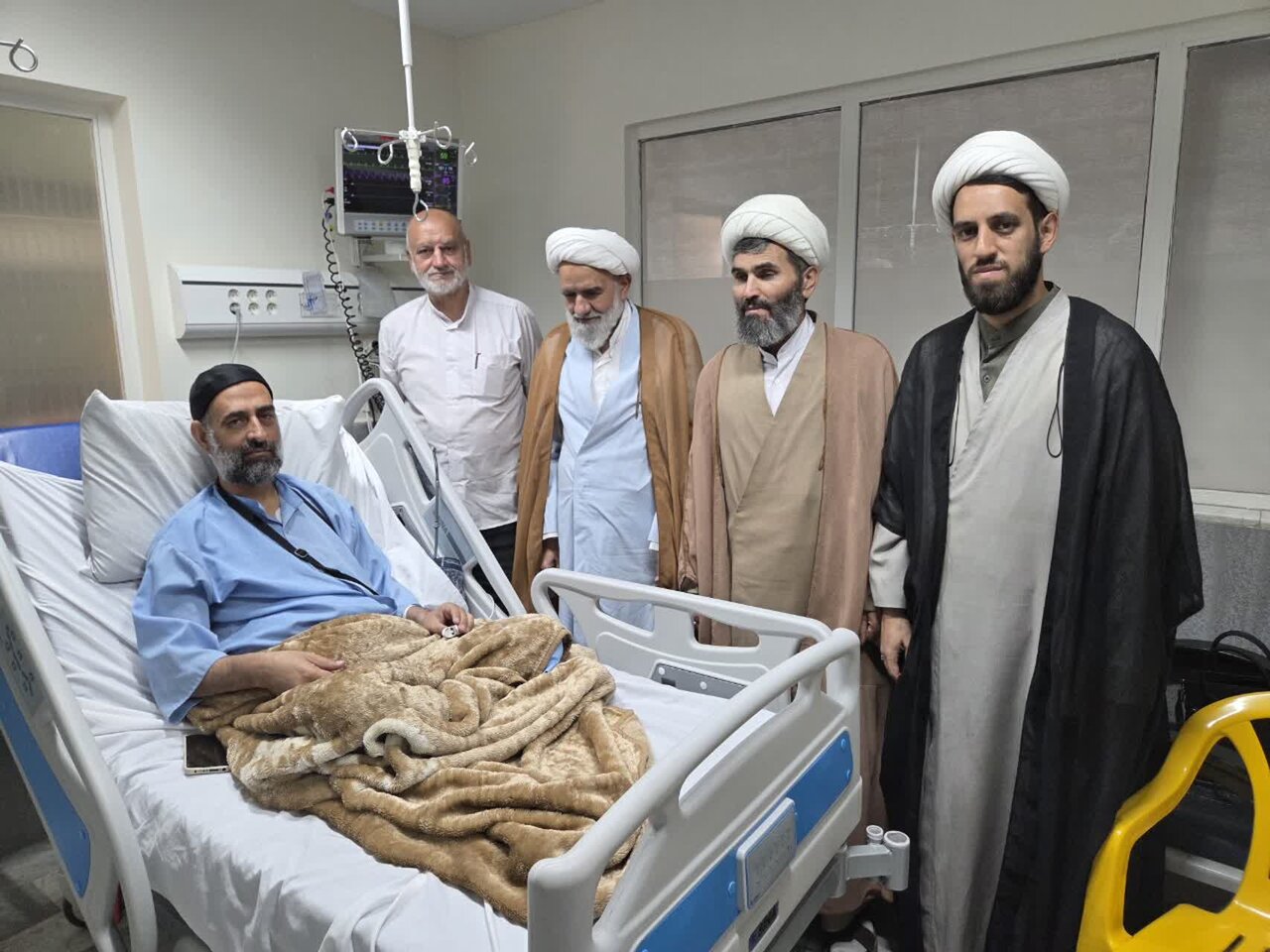 عیادت طلاب و اساتید مدرسه علمیه آیت‌الله مدنی کاشانی از مدیر پژوهش