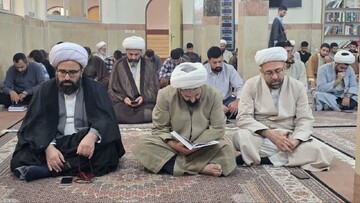 تصاویر/ قرائت زیارت آل یاسین و تجدید بیعت با امام زمان (عج) در مدرسه علمیه امام خمینی (ره) ارومیه