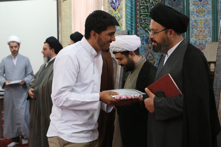 تصاویر/  تجلیل از پژوهشگران ممتاز مدرسه علمیه آیت الله آخوند(ره)