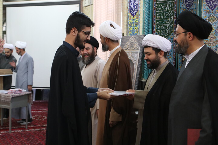 تصاویر/  تجلیل از پژوهشگران ممتاز مدرسه علمیه آیت الله آخوند(ره)