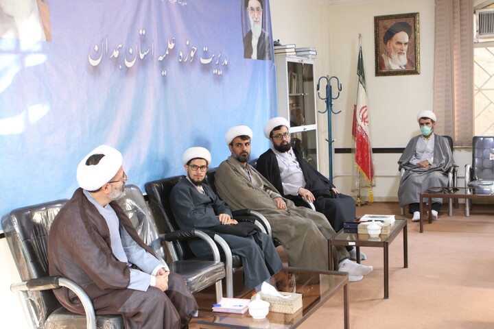 تصاویر/ جلسه قائم مقام و معاون امور طلاب حوزه علمیه همدان با  مسئول دفتر نمایندگی ولی فقیه در جمعیت هلال احمر استان همدان