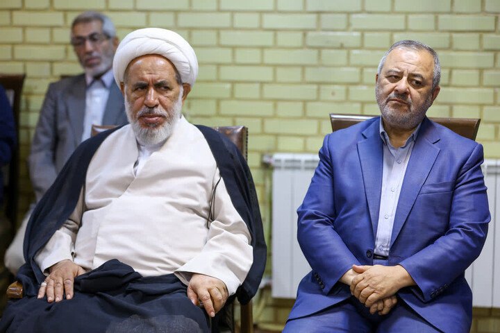 تصاویر / دیدار جمعی از فعالان، نخبگان و دغدغه‌مندان فرهنگی با نماینده ولی فقیه در استان آذربایجان شرقی
