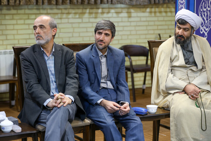 تصاویر / دیدار جمعی از فعالان، نخبگان و دغدغه‌مندان فرهنگی با نماینده ولی فقیه در استان آذربایجان شرقی