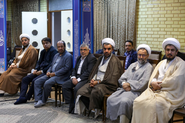 تصاویر / دیدار جمعی از فعالان، نخبگان و دغدغه‌مندان فرهنگی با نماینده ولی فقیه در استان آذربایجان شرقی
