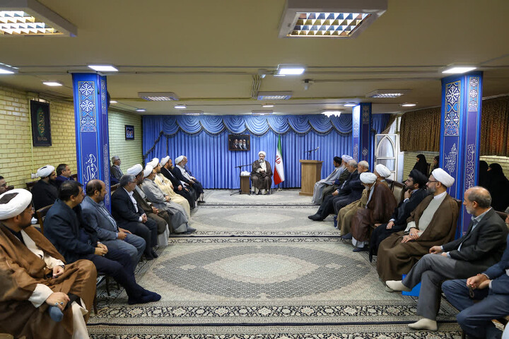 تصاویر / دیدار جمعی از فعالان، نخبگان و دغدغه‌مندان فرهنگی با نماینده ولی فقیه در استان آذربایجان شرقی