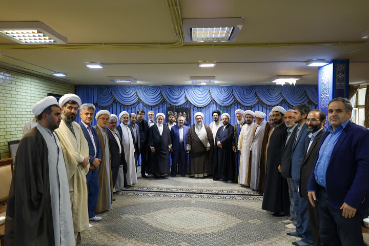 تصاویر / دیدار جمعی از فعالان، نخبگان و دغدغه‌مندان فرهنگی با نماینده ولی فقیه در استان آذربایجان شرقی