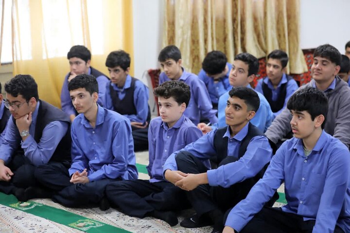 تصاویر / دیدار صمیمانه نماینده ولی فقیه در گلستان با دانش‌آموزان دبیرستان امام علی(ع) گرگان