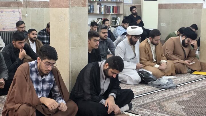تصاویر/ قرائت زیارت آل یاسین و تجدید بیعت با امام زمان (عج) در مدرسه علمیه امام خمینی (ره) ارومیه
