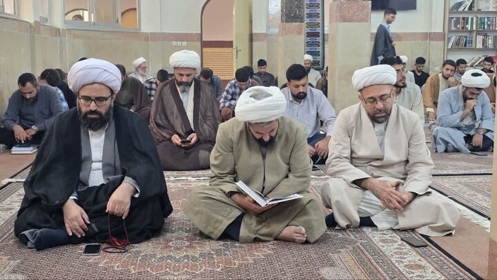 تصاویر/ قرائت زیارت آل یاسین و تجدید بیعت با امام زمان (عج) در مدرسه علمیه امام خمینی (ره) ارومیه