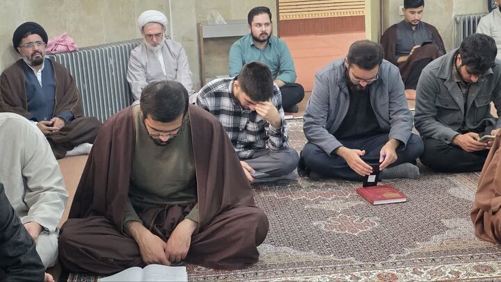 تصاویر/ قرائت زیارت آل یاسین و تجدید بیعت با امام زمان (عج) در مدرسه علمیه امام خمینی (ره) ارومیه