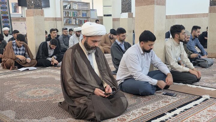 تصاویر/ قرائت زیارت آل یاسین و تجدید بیعت با امام زمان (عج) در مدرسه علمیه امام خمینی (ره) ارومیه