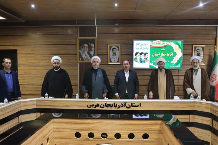 تصاویر/ گردهمایی ائمه جماعات و جلسه ستاد اقامه نماز بنیاد شهید و امور ایثارگران آذربایجان غربی