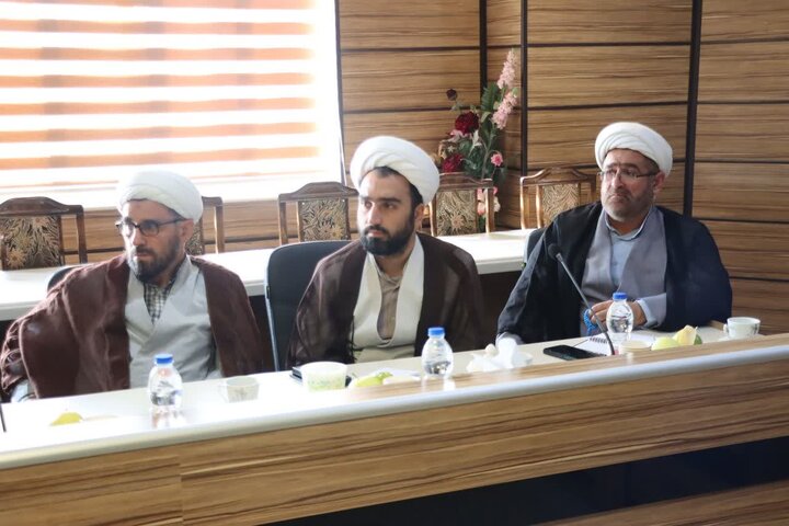 تصاویر/ گردهمایی ائمه جماعات و جلسه ستاد اقامه نماز بنیاد شهید و امور ایثارگران آذربایجان غربی