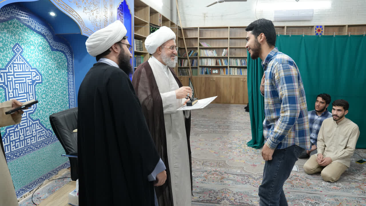 دیدار طلاب گروه تبلیغی نصر با آیت‌الله اراکی؛ ارائه گزارش فعالیت‌های تبلیغی در ایام جنگ رمضان