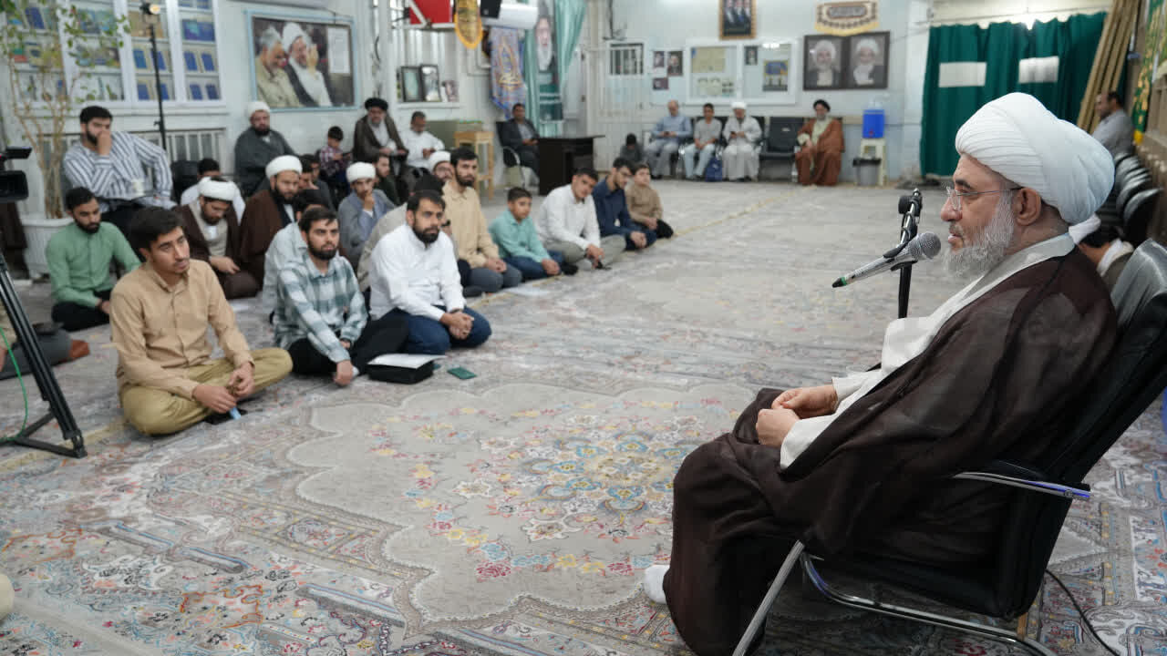 دیدار طلاب گروه تبلیغی نصر با آیت‌الله اراکی؛ ارائه گزارش فعالیت‌های تبلیغی در ایام جنگ رمضان