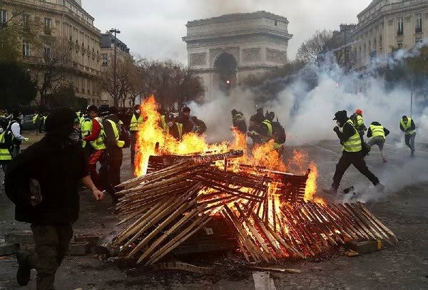 Violent riots in Paris, town hall burned as 550k protest across France