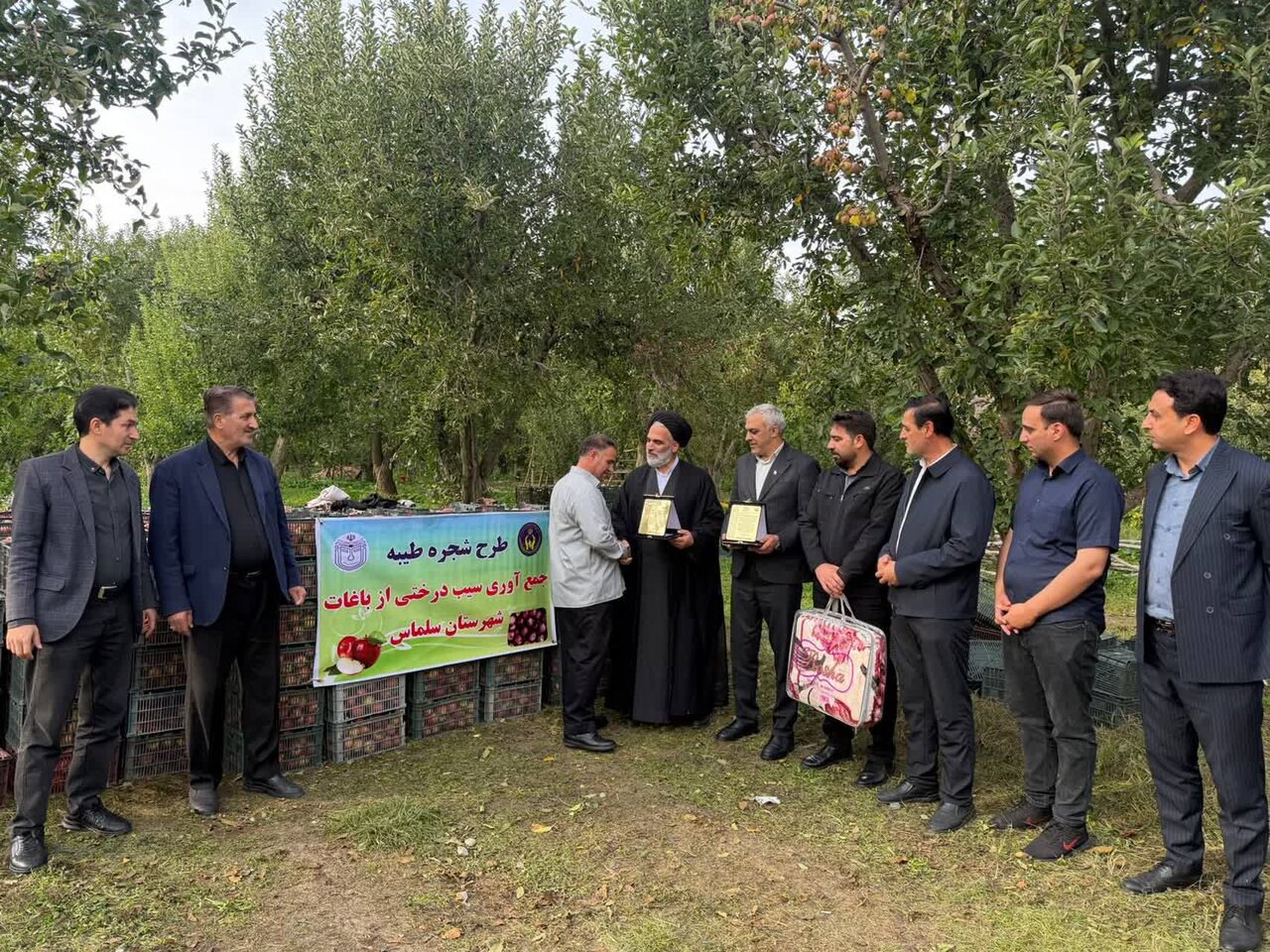 تجلیل امام جمعه سلماس از باغداران پرداخت‌کننده زکات در طرح «شجره طیبه» + تصاویر