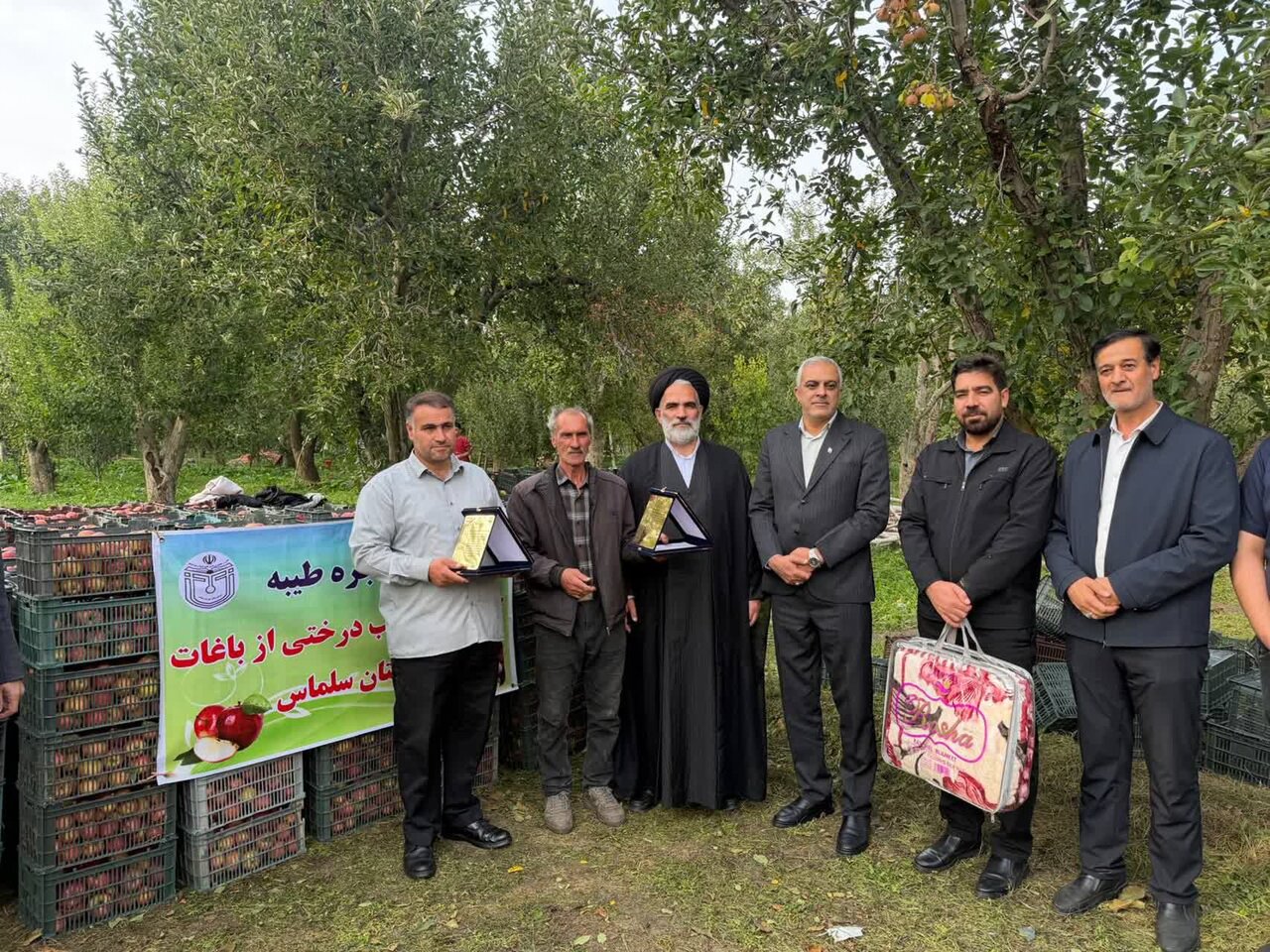 تجلیل امام جمعه سلماس از باغداران پرداخت‌کننده زکات در طرح «شجره طیبه» + تصاویر
