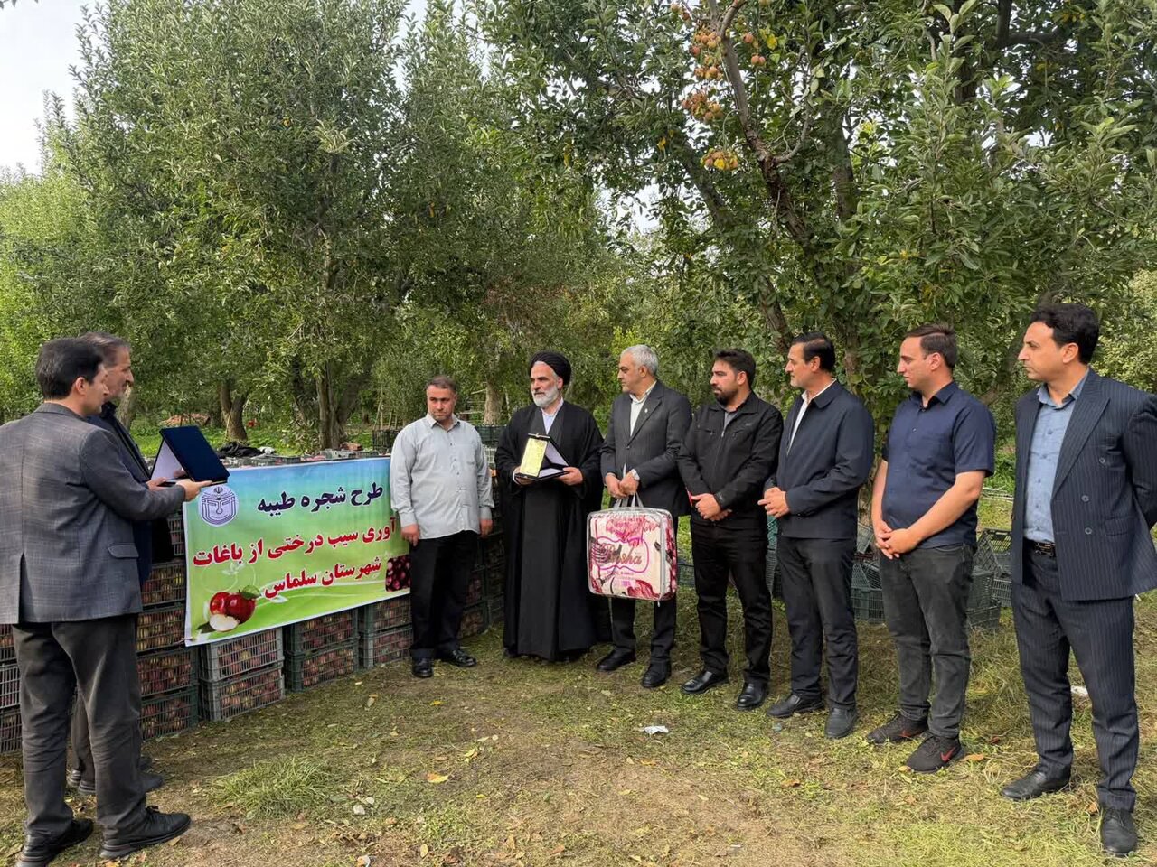تجلیل امام جمعه سلماس از باغداران پرداخت‌کننده زکات در طرح «شجره طیبه» + تصاویر