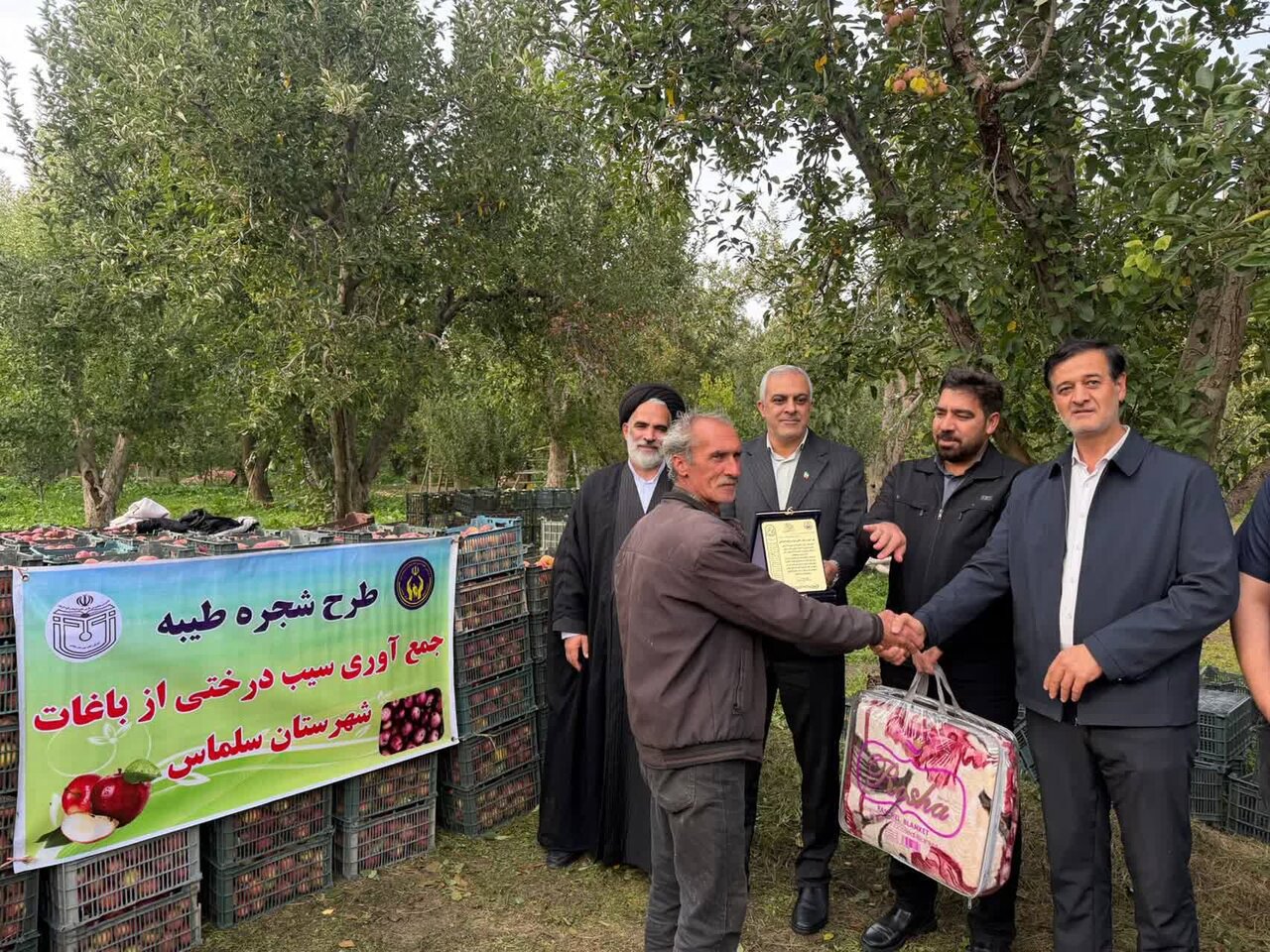تجلیل امام جمعه سلماس از باغداران پرداخت‌کننده زکات در طرح «شجره طیبه» + تصاویر