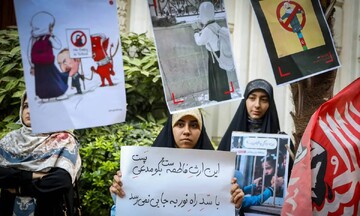 تصاویر/ تجمع حامیان حجاب مقابل سفارت جمهوری آذربایجان در تهران