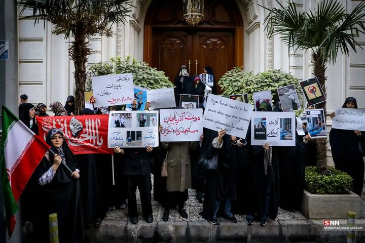 تصاویر/ تجمع حامیان حجاب مقابل سفارت جمهوری آذربایجان در تهران