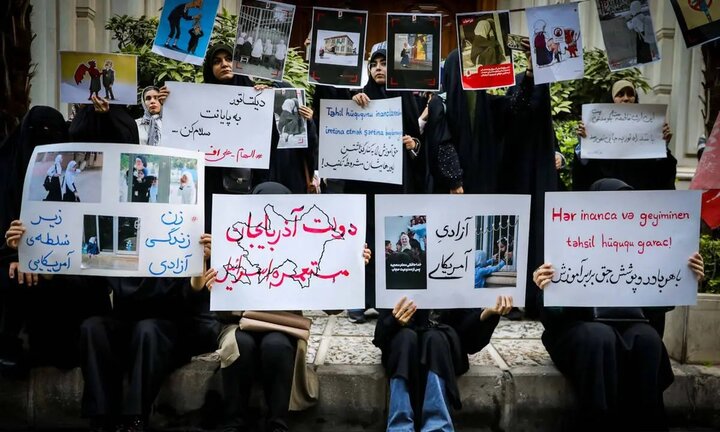 تصاویر/ تجمع حامیان حجاب مقابل سفارت جمهوری آذربایجان در تهران