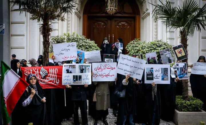 تصاویر/ تجمع حامیان حجاب مقابل سفارت جمهوری آذربایجان در تهران