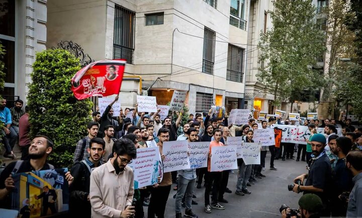 تصاویر/ تجمع حامیان حجاب مقابل سفارت جمهوری آذربایجان در تهران