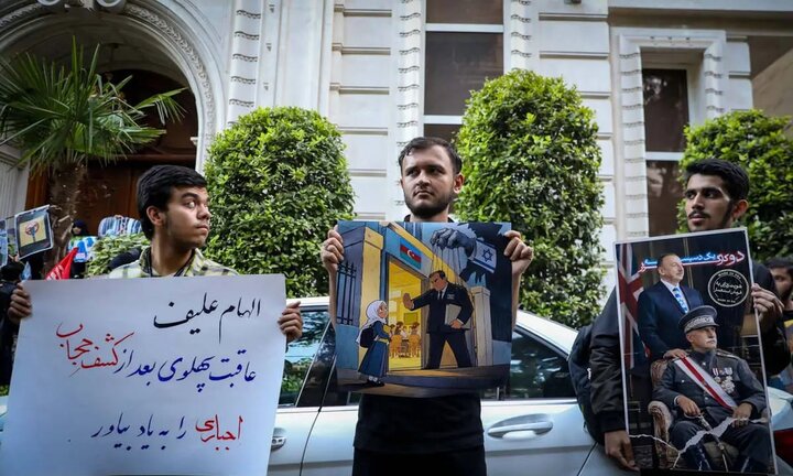 تصاویر/ تجمع حامیان حجاب مقابل سفارت جمهوری آذربایجان در تهران