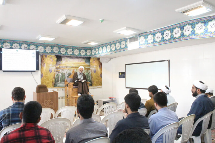 تصاویر/ پنجاهمین جلسه از سلسله‌ جلسات شرحی بر احادیث کتاب اصول کافی در مدرسه علمیه امام مهدی (عج) کرمان