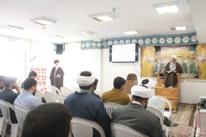تصاویر/ پنجاهمین جلسه از سلسله‌ جلسات شرحی بر احادیث کتاب اصول کافی در مدرسه علمیه امام مهدی (عج) کرمان