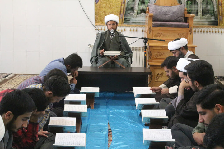 تصاویر/ برگزاری محفل انس با قرآن در مدرسه علمیه امام مهدی (عج) کرمان