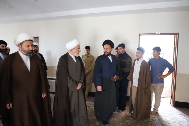 تصاویر/بازدیدنماینده ولی فقیه از مدرسه علمیه خاتم الانبیاء سنندج