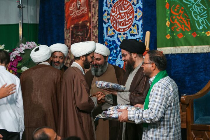 تصاویر/ تجلیل از طلاب ملبّس به لباس روحانیت و طلاب جدیدالورود در یزد