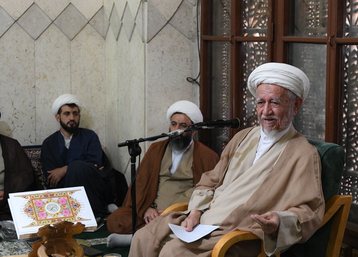 حضور قلب و اقامه نماز در اول وقت از عوامل تقرب به خداوند است