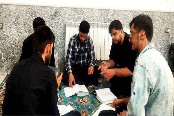حضور منظم طلاب و پاسخ‌گویی اساتید در طرح مطالعاتی مدرسه علمیه امام خمینی (ره) هرسین+عکس