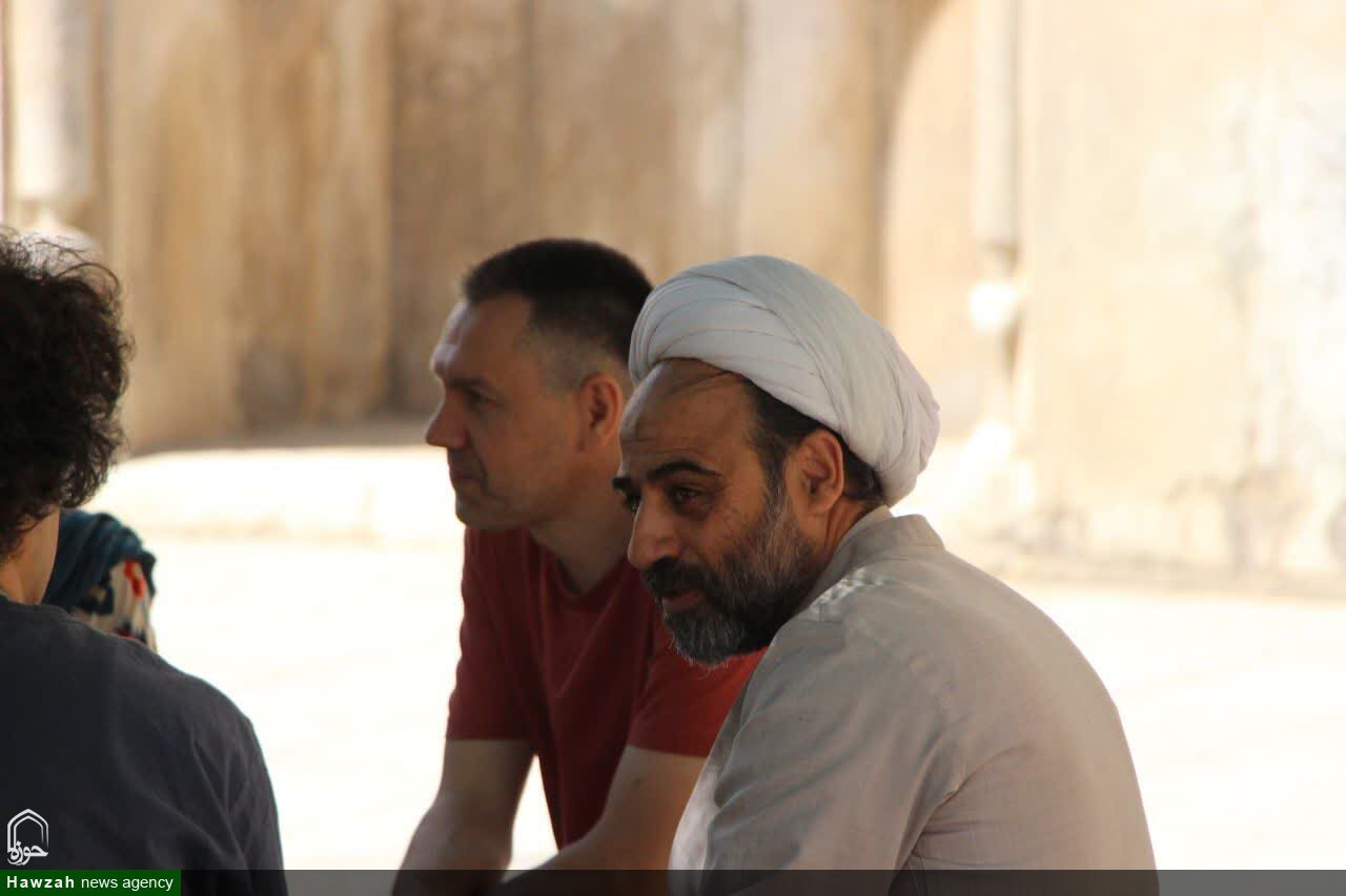 مدرسه علمیه‌ای در اصفهان که گردشگران خارجی را به گفت‌وگو می‌کشاند