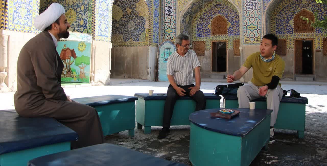 مدرسه علمیه‌ای در اصفهان که گردشگران خارجی را به گفت‌وگو می‌کشاند