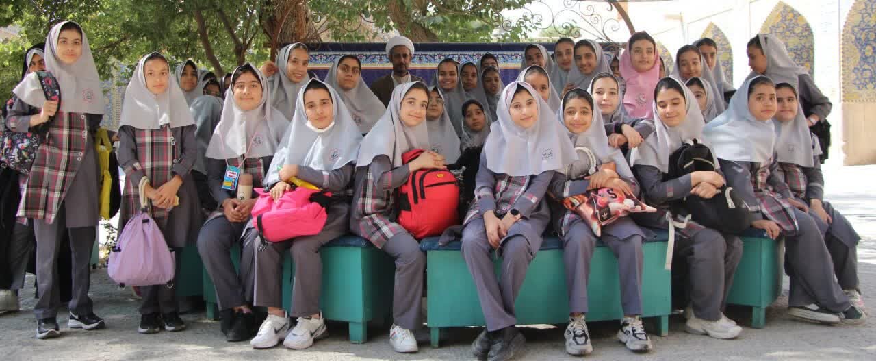 مدرسه علمیه‌ای در اصفهان که گردشگران خارجی را به گفت‌وگو می‌کشاند