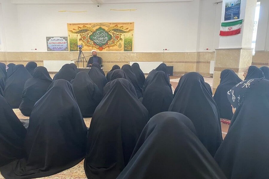 طلبه دارای استعداد برتر حوزه علمیه خواهران اردبیل تجلیل شد+عکس