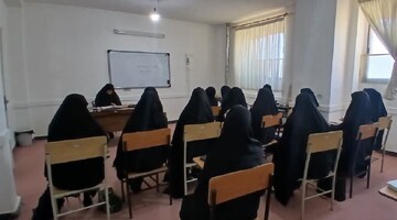 تربیت نسل جوان و تقویت بنیان خانواده از رسالت‌های مهم زنان است