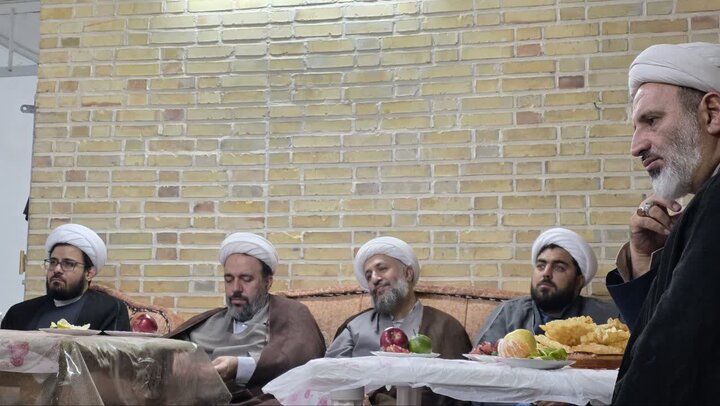 تصاویر/دیدار رئیس مرکز خدمات حوزه های علمیه کشور با خانواده طلبه شهید حسین خرمیان