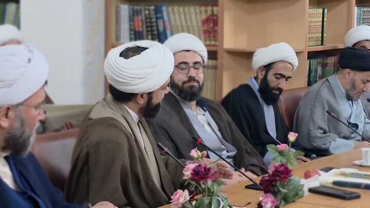 تصاویر/ رئیس مرکز خدمات حوزه‌های علمیه در دیدار جمعی از مدیران ، اساتید و طلاب و روحانیون جهادی برادر و خواهر استان سمنان